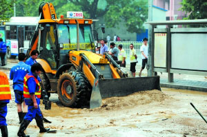 北京海淀黄庄水管爆裂 路面淤泥达20厘米