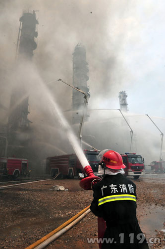 组图：大亚湾炼油基地爆炸 79辆消防车驰援