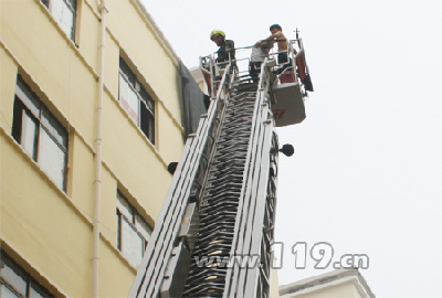 组图：浙江塑胶仓库大火 消防火场救出3人