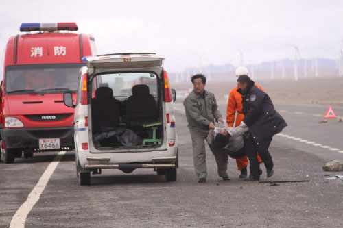 组图：两车相撞2死7伤 额敏消防紧急救援