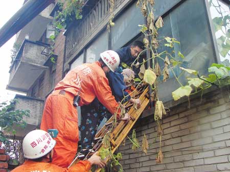 四川资阳洪水围困两栋居民楼 消防驰援/图