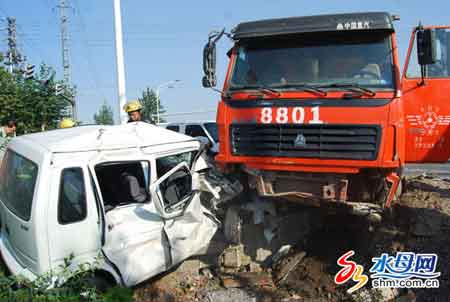 组图：山东龙口第五中学发生车祸殃及三车