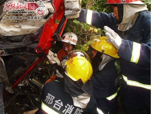 高速货车侧翻2人死亡 邢台消防紧急救援