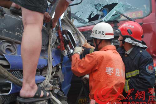 山东枣庄市两货车相撞 一名司机被困/图