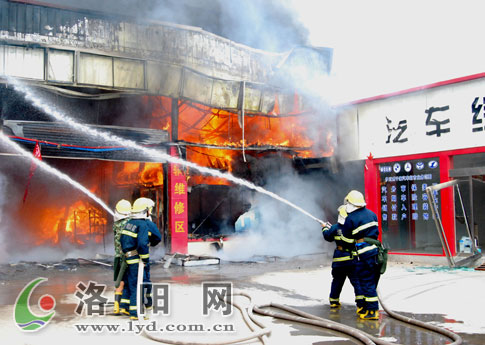 洛阳伊川一4S店燃大火 疑空调超负荷所致