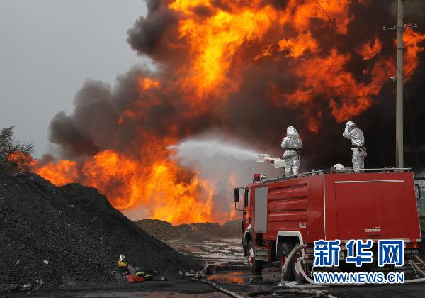 山东青州一地下油池起火 消防驰援/图