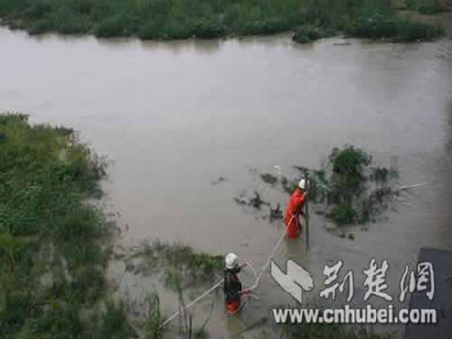 湖北一学生不慎跌落河道 消防驰援/图