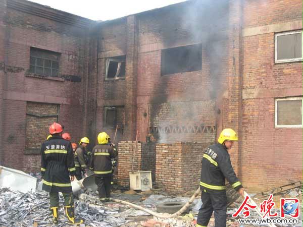 天津一家工厂厂房起火 现场味道刺鼻/图