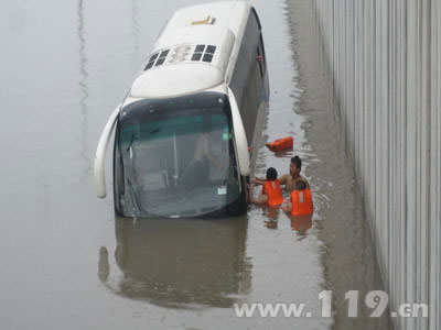 暴雨致桥下积水客车遇险困8人 消防速救