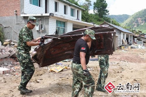 组图：山体滑坡致房屋坍塌 消防云南驰援