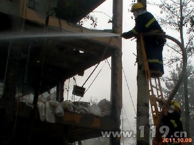 组图：河北石市化工厂爆炸 消防抢救物资