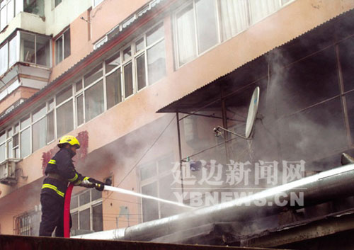 饭店厨房突然起火 浓烟滚滚情况危急