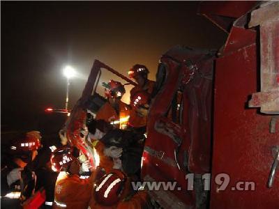 京珠高速五车连环相撞 湘潭消防救10人