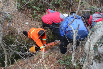 组图：12名驴友被困长白山 消防紧急营救