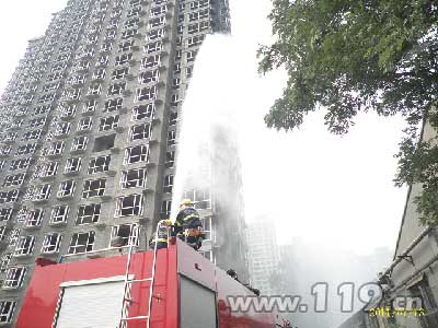 在建高层突起大火 消防水炮制服火魔/图