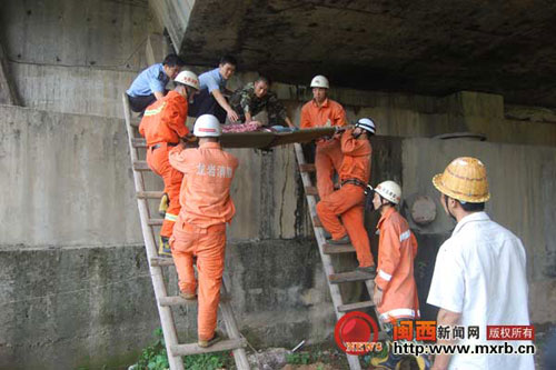 组图：消防两次搭设双木梯营救跳桥妇女