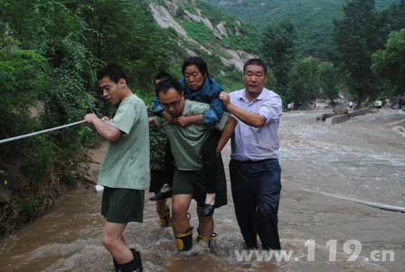 组图：泥石流困260余村民 消防18小时救援