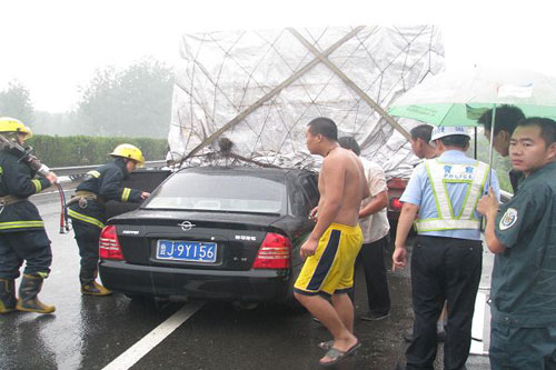 两车追尾司机被困 泰安消防冒雨营救