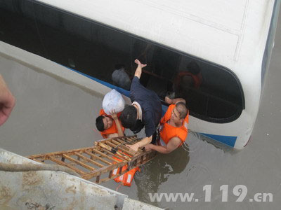 暴雨致桥下积水客车遇险困8人 消防速救