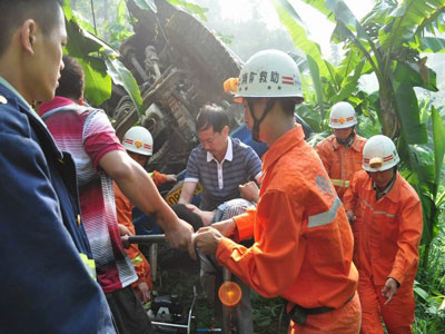 货车坠翻致一人被困 三穗消防成功施救