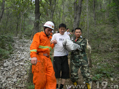 游客登山时心脏病突发 襄阳消防急施救