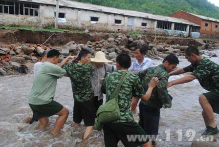 组图：泥石流困260余村民 消防18小时救援