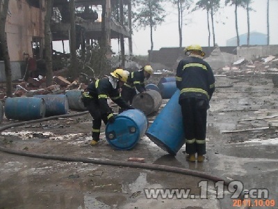 组图：河北石市化工厂爆炸 消防抢救物资