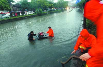 北京迎今年最大暴雨多地积水 消防车盯守