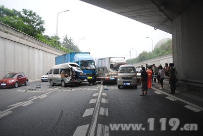 北京五环主路六车连环相撞 消防救援