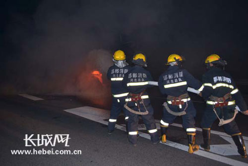 青兰与京珠高速交口货车行驶中轮胎起火