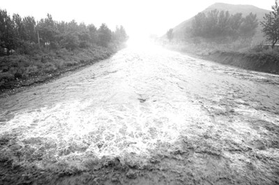 辽宁接文镇突降暴雨 消防紧急抢险/图