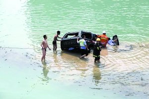 彭水县发生一起车祸 小车失控冲入江中/图