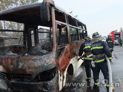 组图：江陵客车行驶中起火 17人火海逃生