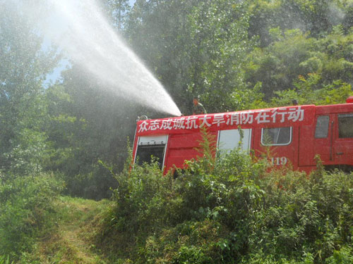 稻田枯竭开裂 关岭消防12吨保命水润心田