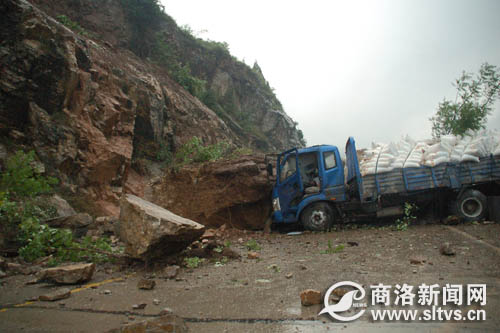 组图：陕西商洛山体塌方 百人冒雨救援