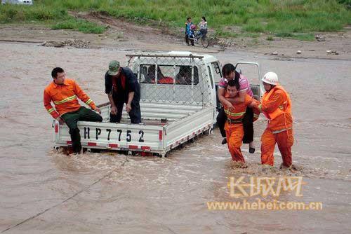 河北承德市突降暴雨 河中围困三人/图