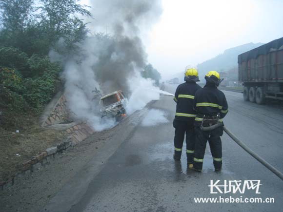 邯郸邢都公路矿山镇路段一面包车起火/图