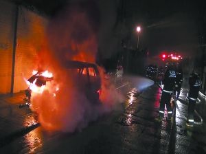 北京丰台区一轿车雨夜自燃烧成空架(图)