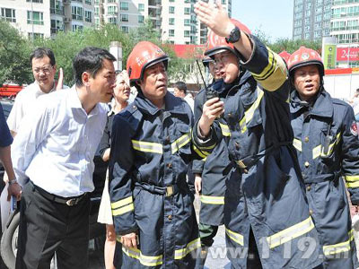 北京金源时代购物中心起火 18消防车出动