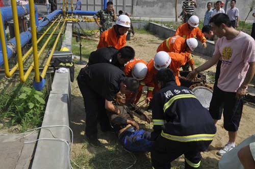 三名维修工被困液化气储罐 桐乡消防急救