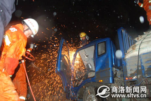 组图：陕西商洛山体塌方 百人冒雨救援