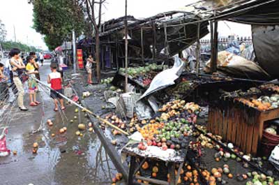 大火烧毁洪塘11间街边店 浓烟呛醒主人