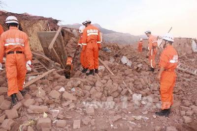 组图：新疆喀克发生5.8级地震 消防救援