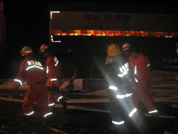 货车“吻”上油罐车 泰安消防火速救援