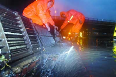 北京迎今年最大暴雨多地积水 消防车盯守