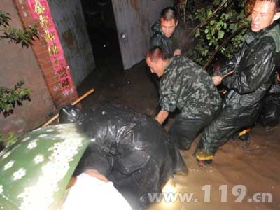 暴雨致20村庄被淹 消防奋战10小时排险/图