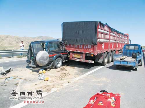 越野车“钻”进半挂车 造成2死2伤（图）