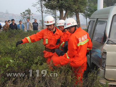 组图：疲劳驾驶撞隔离带1死1伤 消防急援