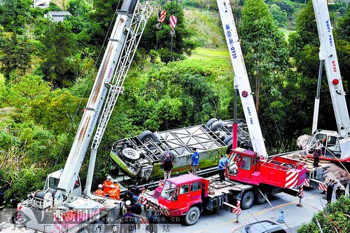 南丹县特大交通事故 客车翻下山沟7死9伤