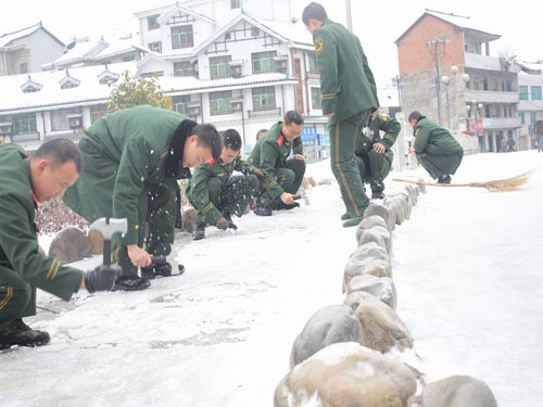 贵州雷山降大雪 消防官兵铲冰除雪忙